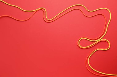 Renk arkaplanı üzerinde uzun ipler