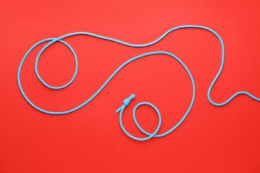 Renk arkaplanı üzerinde uzun ip