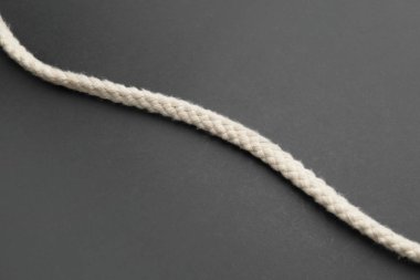 Koyu arkaplanda uzun ip