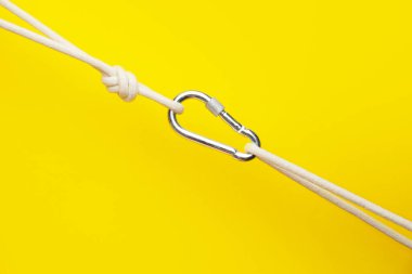 Arkaplanda ıstakoz tokası olan ipler