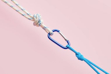 Arkaplanda ıstakoz tokası olan ipler