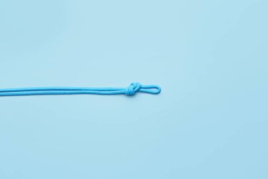 Renk arkaplanında düğüm olan ip