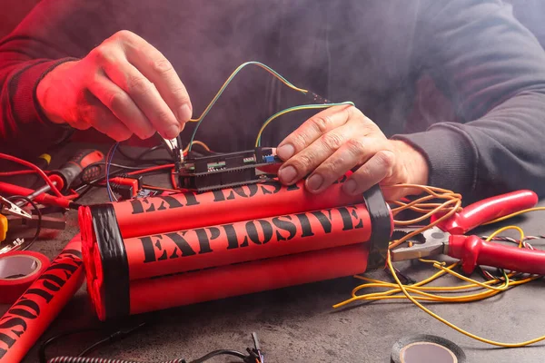 Terrorista Haciendo Bomba Mesa — Foto de Stock