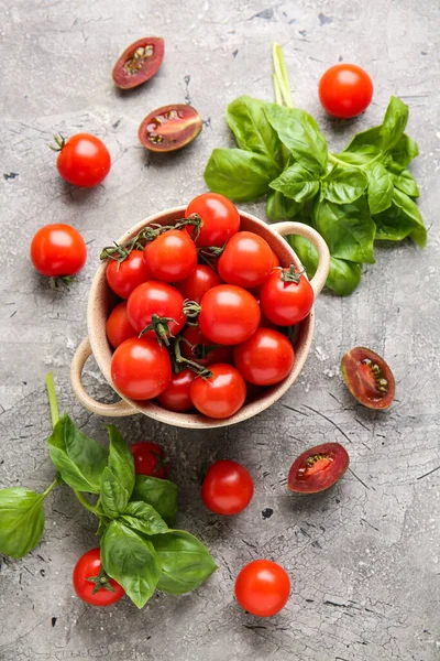 Garnek Świeżymi Pomidorami Wiśniowymi Bazylią Szarym Tle — Zdjęcie stockowe