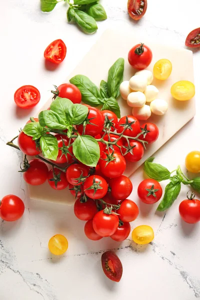 Samenstelling Met Verse Kerstomaten Mozzarella Kaas Specerijen Tafel — Stockfoto