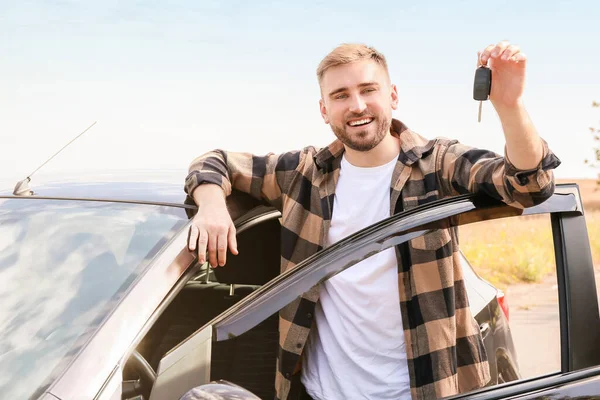 Счастливый Молодой Человек Ключом Дверей Своей Новой Машины — стоковое фото