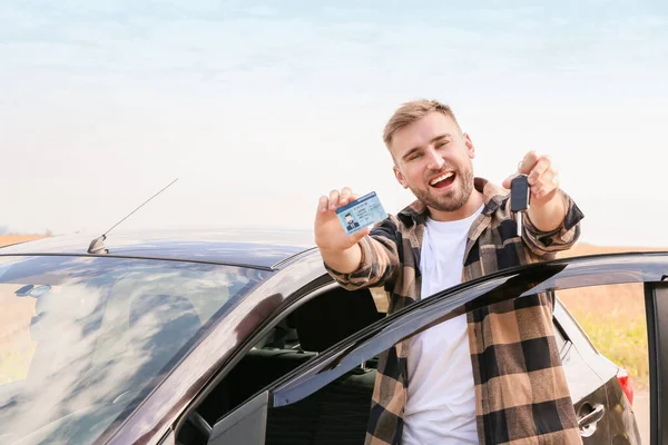 Felice Giovane Dopo Aver Superato Con Successo Test Patente Guida — Foto Stock