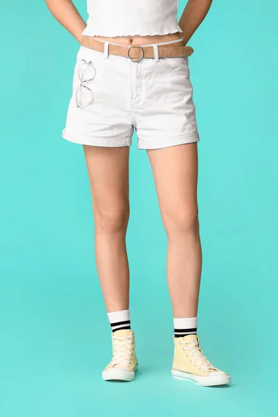 Mulher Bonita Shorts Jeans Fundo Cor — Fotografia de Stock