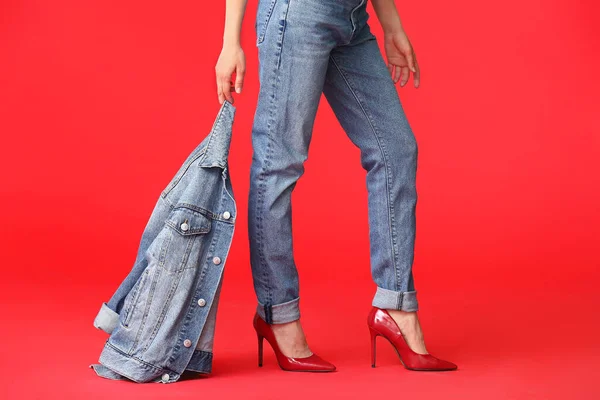 Mulher Bonita Jeans Roupas Fundo Cor — Fotografia de Stock