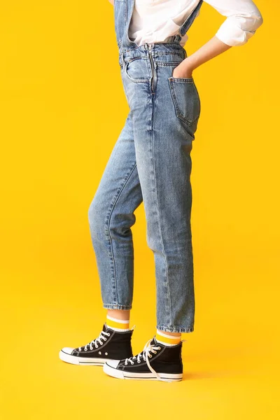 Hermosa Mujer Joven Ropa Vaqueros Sobre Fondo Color —  Fotos de Stock