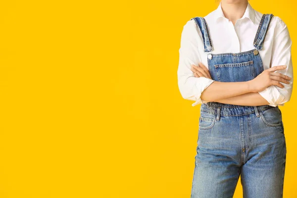 Belle Jeune Femme Jeans Vêtements Sur Fond Couleur — Photo