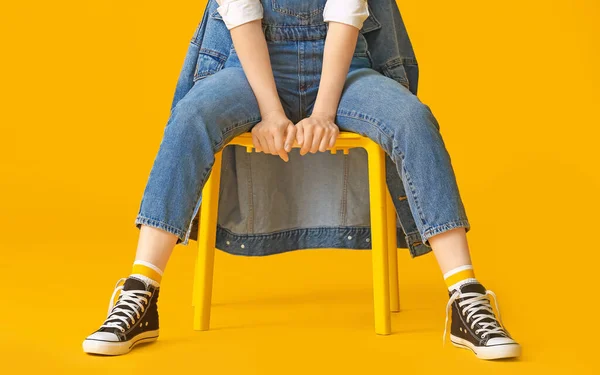 Belle Jeune Femme Jeans Vêtements Assis Sur Chaise Sur Fond — Photo