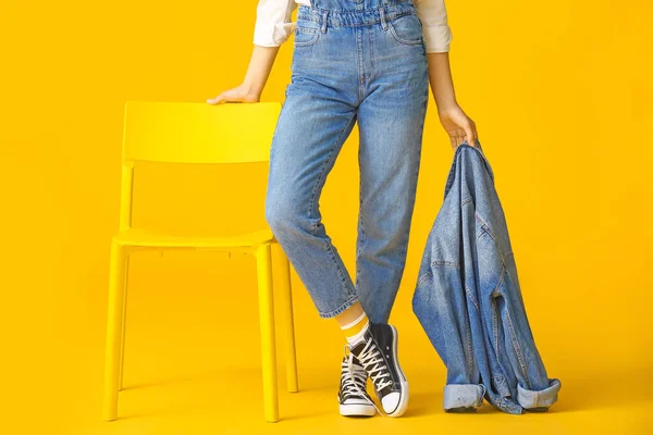 Belle Jeune Femme Jeans Vêtements Près Chaise Sur Fond Couleur — Photo