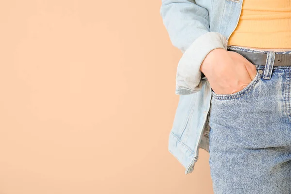 Mulher Bonita Jeans Roupas Fundo Cor Close — Fotografia de Stock