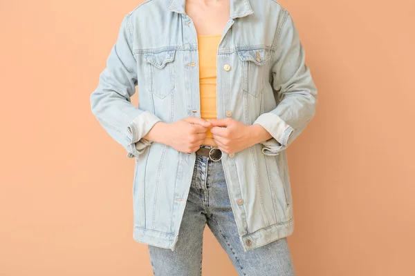 Mooie Jonge Vrouw Jeans Kleding Kleur Achtergrond — Stockfoto