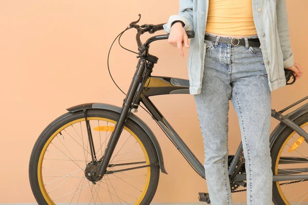 Mulher Bonita Roupas Jeans Com Bicicleta Perto Parede Cor — Fotografia de Stock