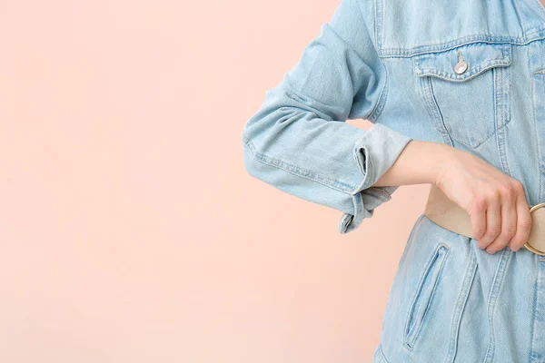 Belle Jeune Femme Jeans Vêtements Sur Fond Couleur — Photo