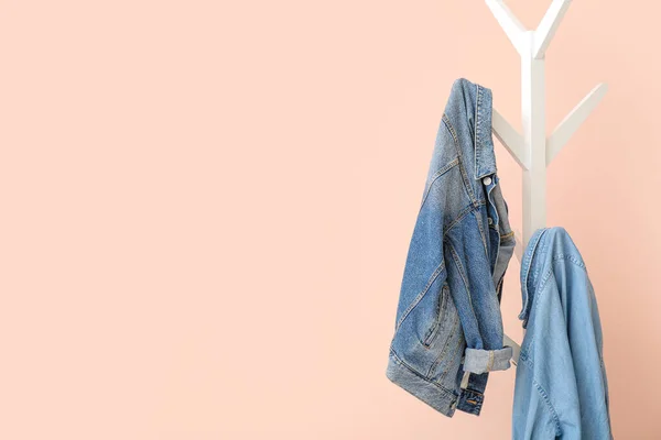 Jeans Pakaian Tergantung Rak Dekat Dinding Warna — Stok Foto