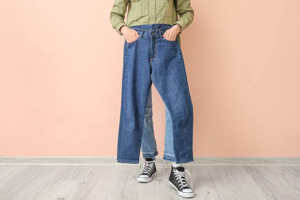 Schöne Junge Frau Jeans Nahe Farbwand — Stockfoto