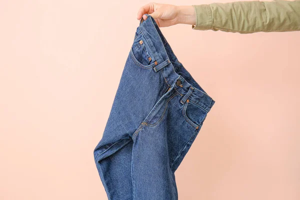 Mão Com Jeans Fundo Cor — Fotografia de Stock