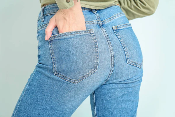 Vacker Ung Kvinna Jeans Färg Bakgrund Närbild — Stockfoto