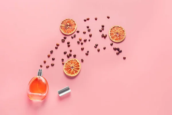 Láhev Parfémů Pomerančových Kávových Zrn Barevném Pozadí — Stock fotografie
