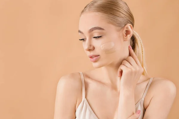 Hermosa Joven Con Fundación Cara Contra Fondo Color — Foto de Stock