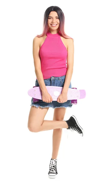 Belle Jeune Femme Perruque Avec Skateboard Sur Fond Blanc — Photo