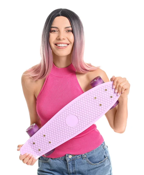 Mulher Bonita Peruca Com Skate Fundo Branco — Fotografia de Stock