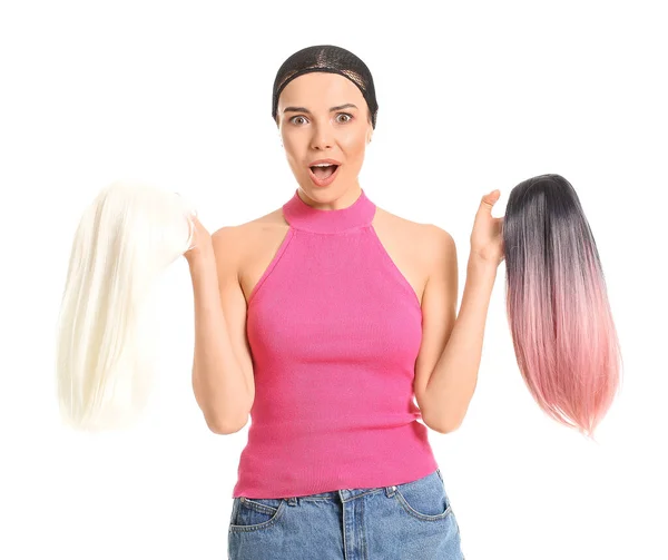 Mooie Jonge Vrouw Met Verschillende Pruiken Witte Achtergrond — Stockfoto