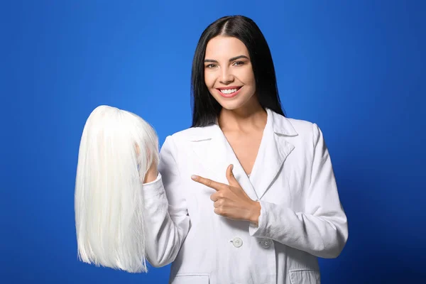 Hermosa Mujer Joven Con Peluca Sobre Fondo Color — Foto de Stock