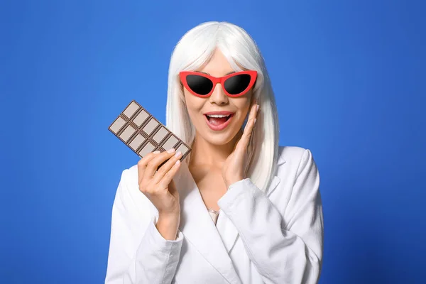 Mulher Bonita Peruca Com Chocolate Fundo Cor — Fotografia de Stock