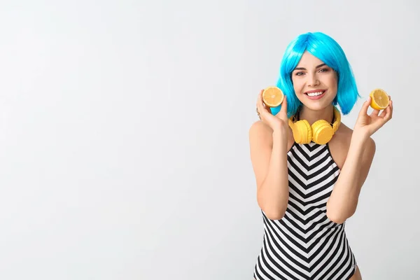 Schöne Junge Frau Perücke Mit Zitrone Und Kopfhörer Auf Hellem — Stockfoto