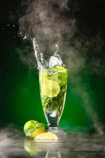 Bicchiere Mojito Fresco Con Spruzzata Sfondo Scuro — Foto Stock