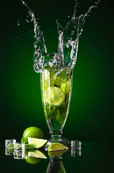 Bicchiere Mojito Fresco Con Spruzzata Sfondo Scuro — Foto Stock