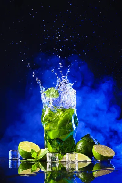 Glass Fresh Mojito Splash Dark Background — Stock Photo, Image