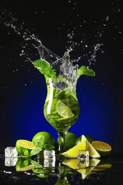 Glass Fresh Mojito Splash Dark Background — Stock Photo, Image