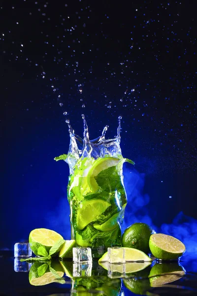 Glass Fresh Mojito Splash Dark Background — Stock Photo, Image