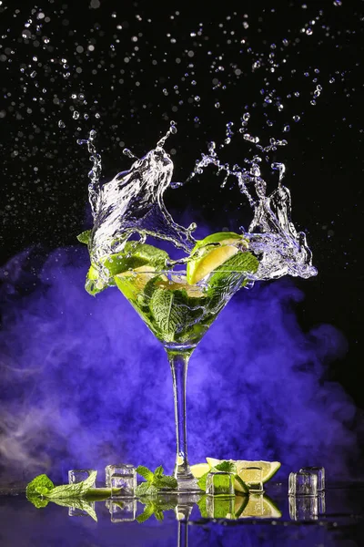 Sklenice Čerstvého Mojito Šplouchnutím Tmavém Pozadí — Stock fotografie