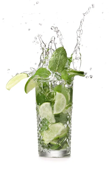 Copo Mojito Fresco Com Respingo Fundo Branco — Fotografia de Stock