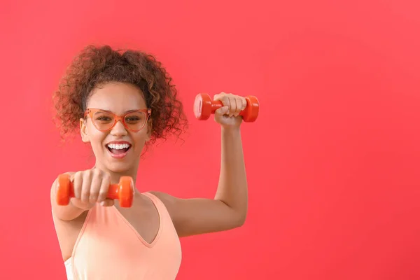 Mujer Joven Haciendo Aeróbicos Sobre Fondo Color —  Fotos de Stock