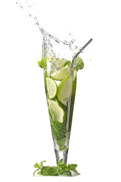 Copo Mojito Fresco Com Respingo Fundo Branco — Fotografia de Stock