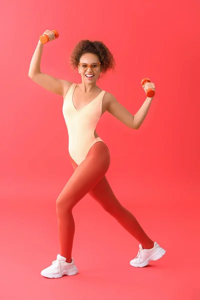 Mujer Joven Haciendo Aeróbicos Sobre Fondo Color —  Fotos de Stock