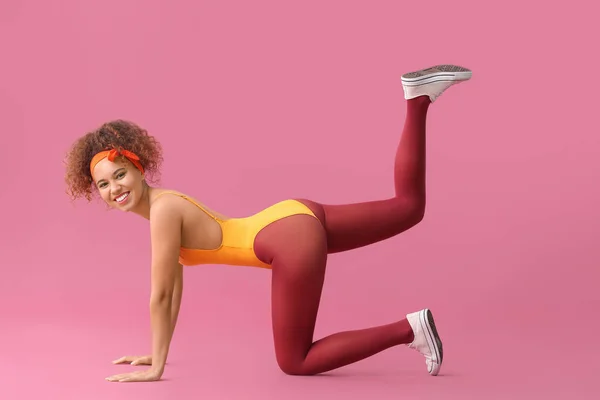 Mujer Joven Haciendo Aeróbicos Sobre Fondo Color — Foto de Stock