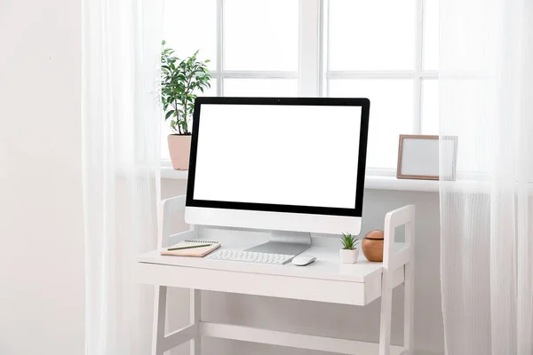 Moderner Monitor Auf Tisch Fensternähe — Stockfoto