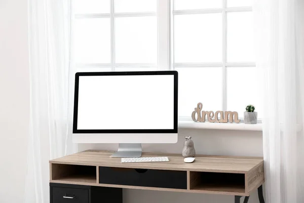 Moderner Monitor Auf Tisch Fensternähe — Stockfoto