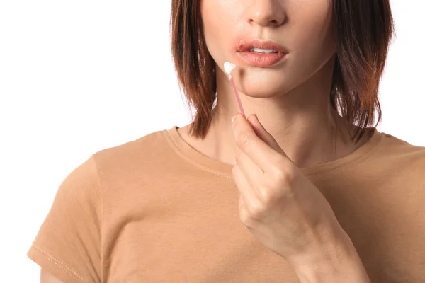 Mujer Joven Con Herpes Labial Aplicando Ungüento Sus Labios Sobre — Foto de Stock