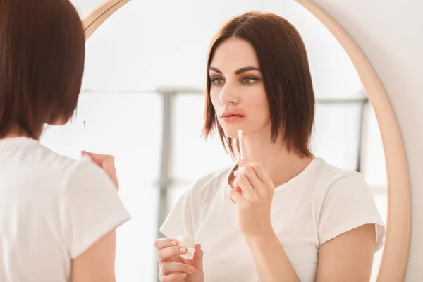 Mujer Joven Con Herpes Labial Aplicando Remedio Casa — Foto de Stock