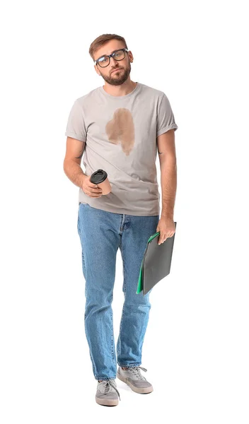 Gestresster Junger Geschäftsmann Mit Kaffeeflecken Auf Seinem Shirt Auf Weißem — Stockfoto