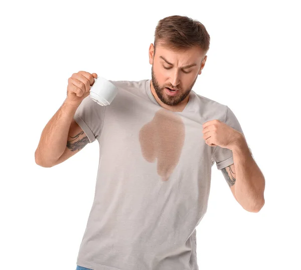 穿着紧绷的年轻人 T恤上有咖啡渍 背景是白色的 — 图库照片